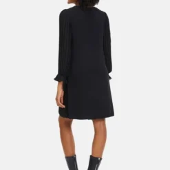 CARTOON Damen Plisseekleid -Günstiges Marikoo Geschäft Damen Plisseekleid pdstandard 679544 0001 modelback 1